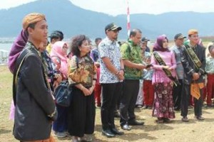 Wakil Bupati Kuningan saat menghadiri penilaian rintisan wisata tingkat nasional di desa Cipasung.
